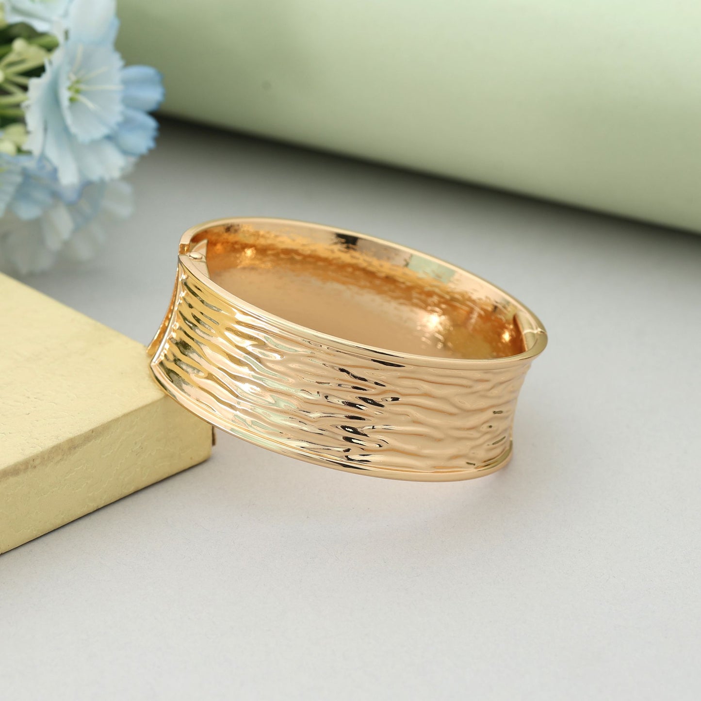 Goldfarbenes, aufklappbares, anlaufgeschütztes Armband im eleganten Party-Schmuckstil