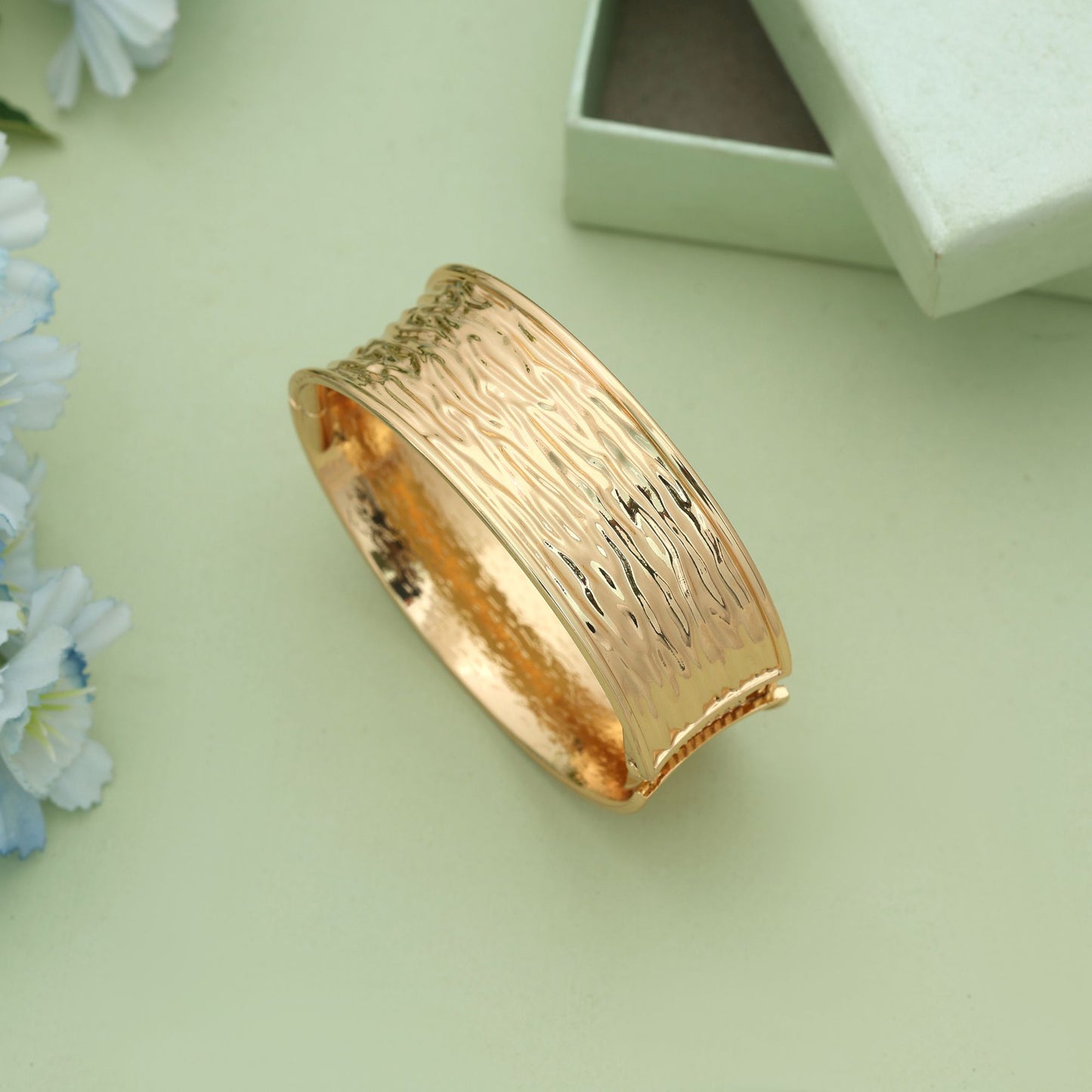 Goldfarbenes, aufklappbares, anlaufgeschütztes Armband im eleganten Party-Schmuckstil