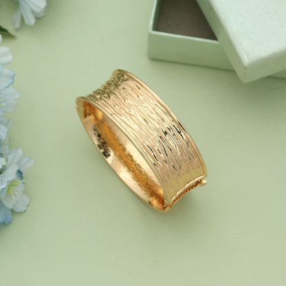 Goldfarbenes, aufklappbares, anlaufgeschütztes Armband im eleganten Party-Schmuckstil