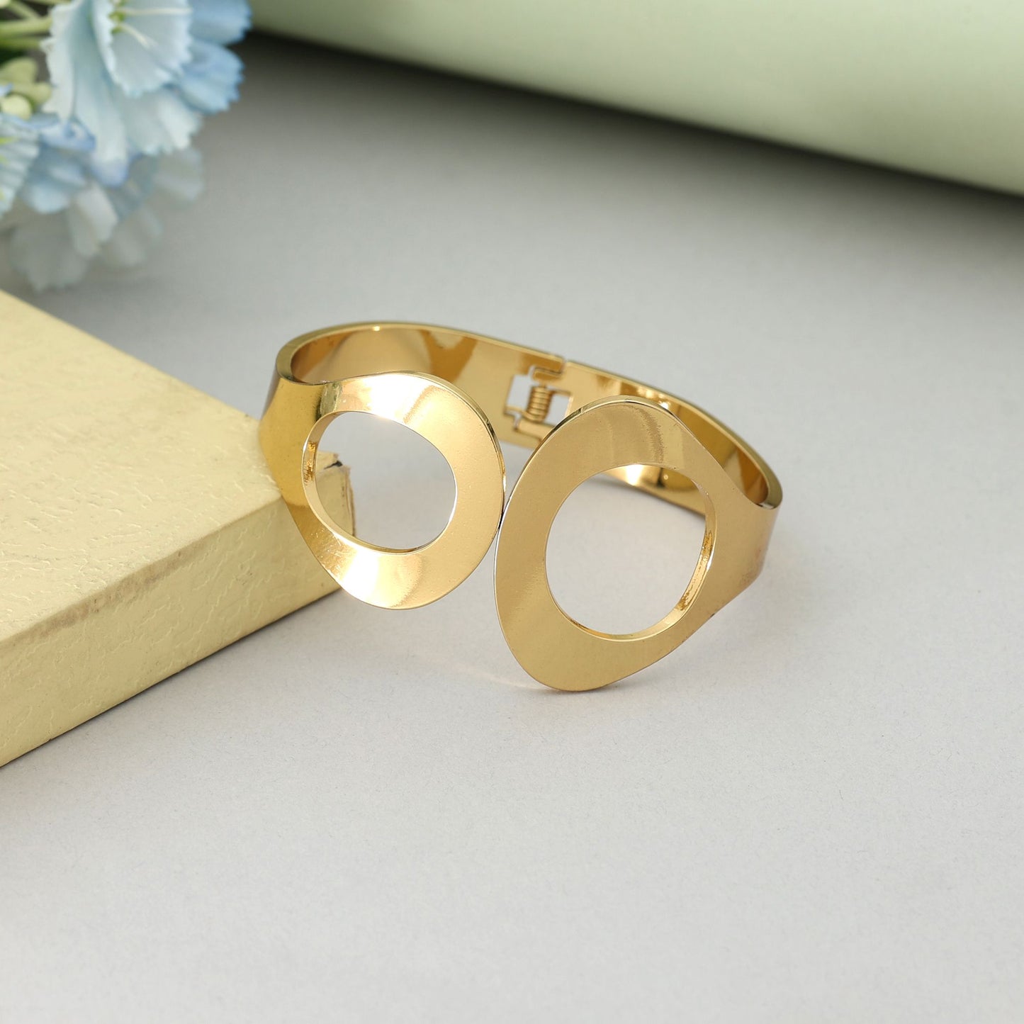 Goldfarbenes, aufklappbares, anlaufgeschütztes Armband mit modernem, trendigem, minimalistischem Design