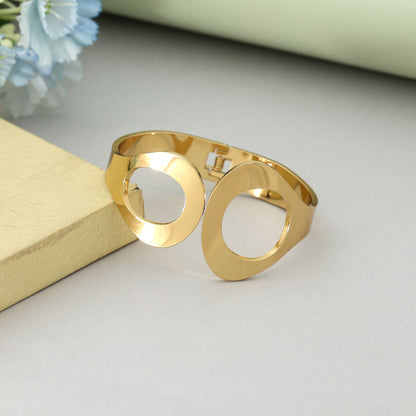 Goldfarbenes, aufklappbares, anlaufgeschütztes Armband mit modernem, trendigem, minimalistischem Design