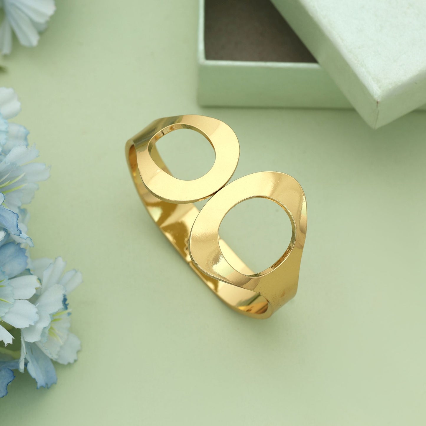 Goldfarbenes, aufklappbares, anlaufgeschütztes Armband mit modernem, trendigem, minimalistischem Design
