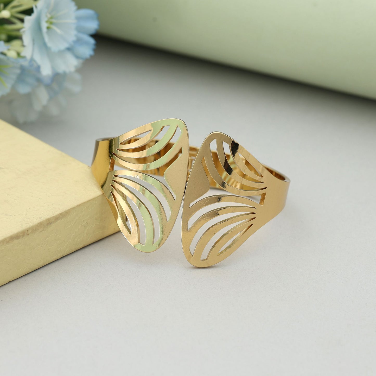 Goldfarbenes, aufklappbares, anlaufgeschütztes Armband mit stilvollem, modernem Schmuck-Look