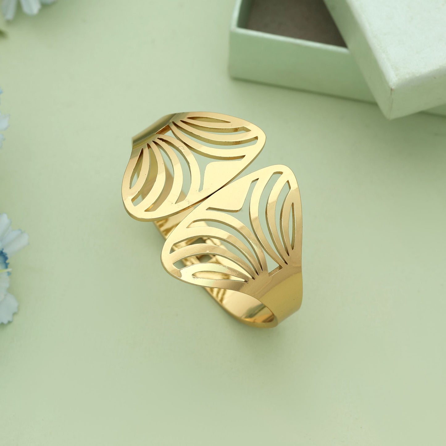 Goldfarbenes, aufklappbares, anlaufgeschütztes Armband mit stilvollem, modernem Schmuck-Look