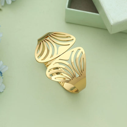 Goldfarbenes, aufklappbares, anlaufgeschütztes Armband mit stilvollem, modernem Schmuck-Look