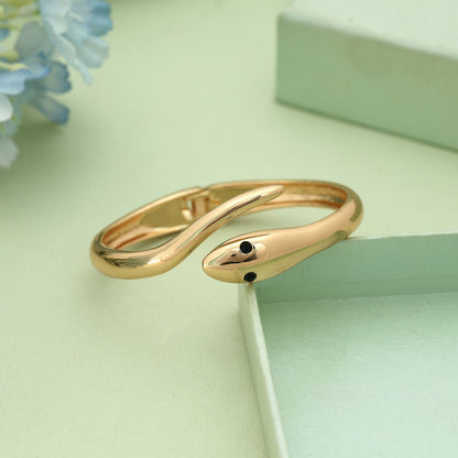 Goldfarbenes, zu öffnendes, anlaufgeschütztes Armband in hochwertigem, modernem Schmuckstil