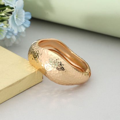 Goldfarbenes, zu öffnendes, anlaufgeschütztes Armband mit stilvollem, elegantem Alltagsdesign