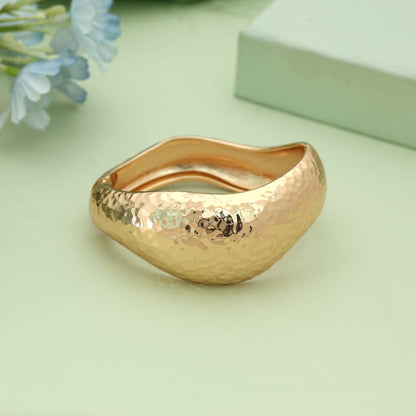 Goldfarbenes, zu öffnendes, anlaufgeschütztes Armband mit stilvollem, elegantem Alltagsdesign