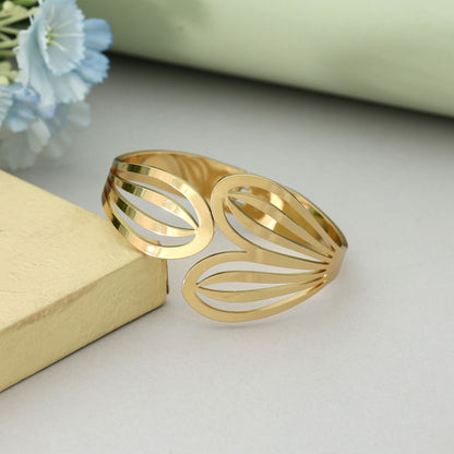 Goldfarbenes, zu öffnendes, anlaufgeschütztes Armband mit minimalistischem, schickem Modeschmuck-Look