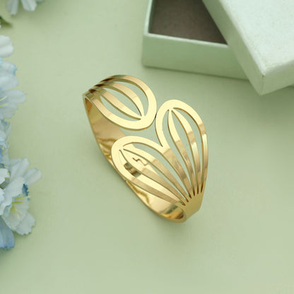 Goldfarbenes, zu öffnendes, anlaufgeschütztes Armband mit minimalistischem, schickem Modeschmuck-Look