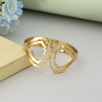 Goldfarbenes, zu öffnendes, anlaufgeschütztes Armband im eleganten klassischen Designerstil