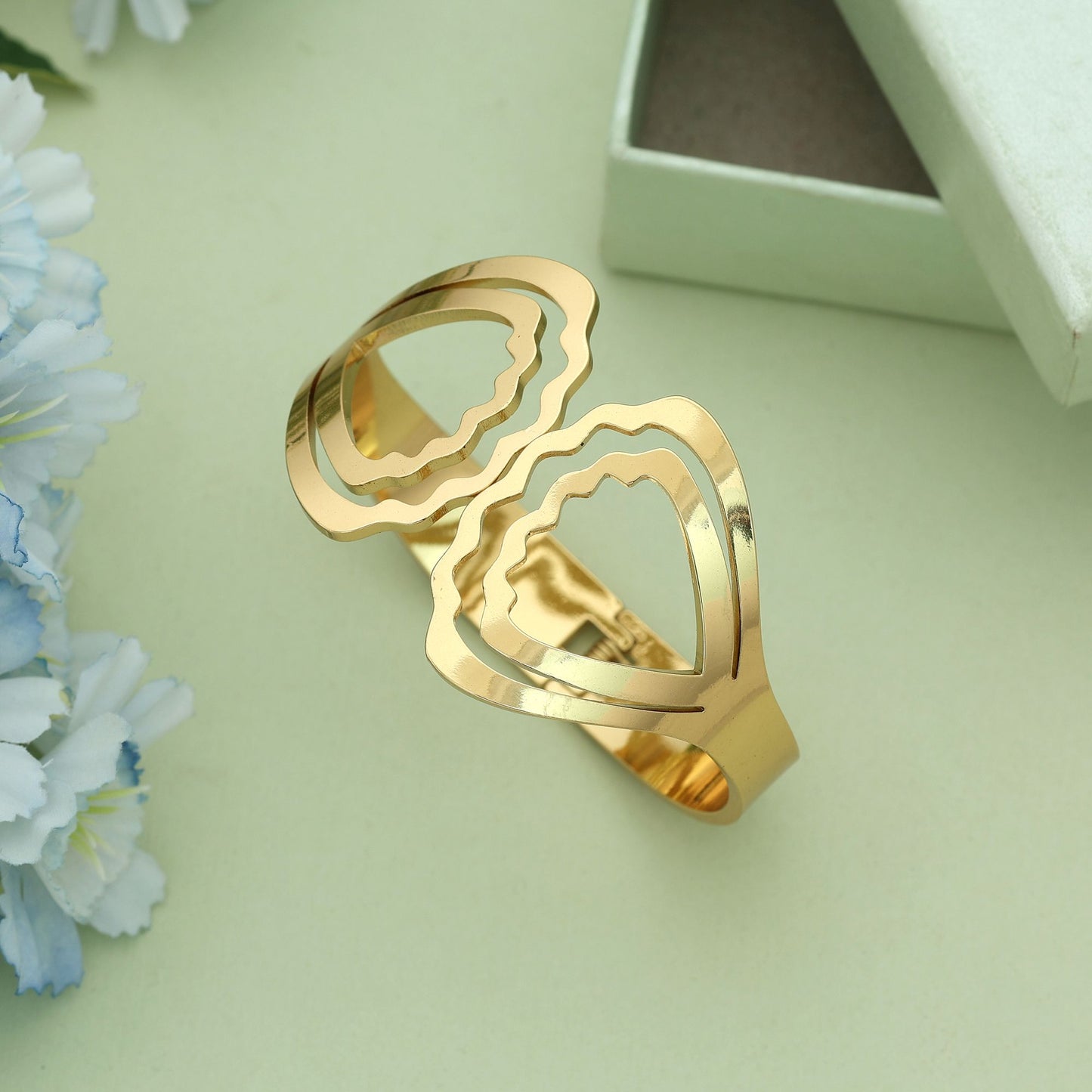 Goldfarbenes, zu öffnendes, anlaufgeschütztes Armband im eleganten klassischen Designerstil