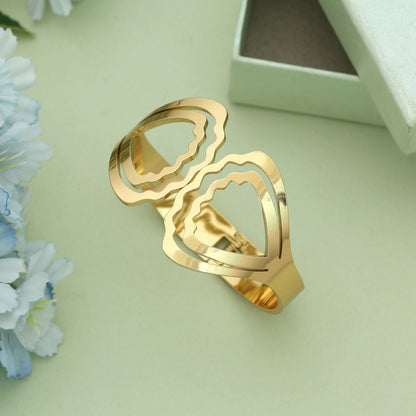 Goldfarbenes, zu öffnendes, anlaufgeschütztes Armband im eleganten klassischen Designerstil
