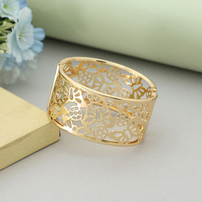 Goldfarbenes, aufklappbares, anlaufgeschütztes Armband mit elegantem, minimalistischem Design für den Alltag