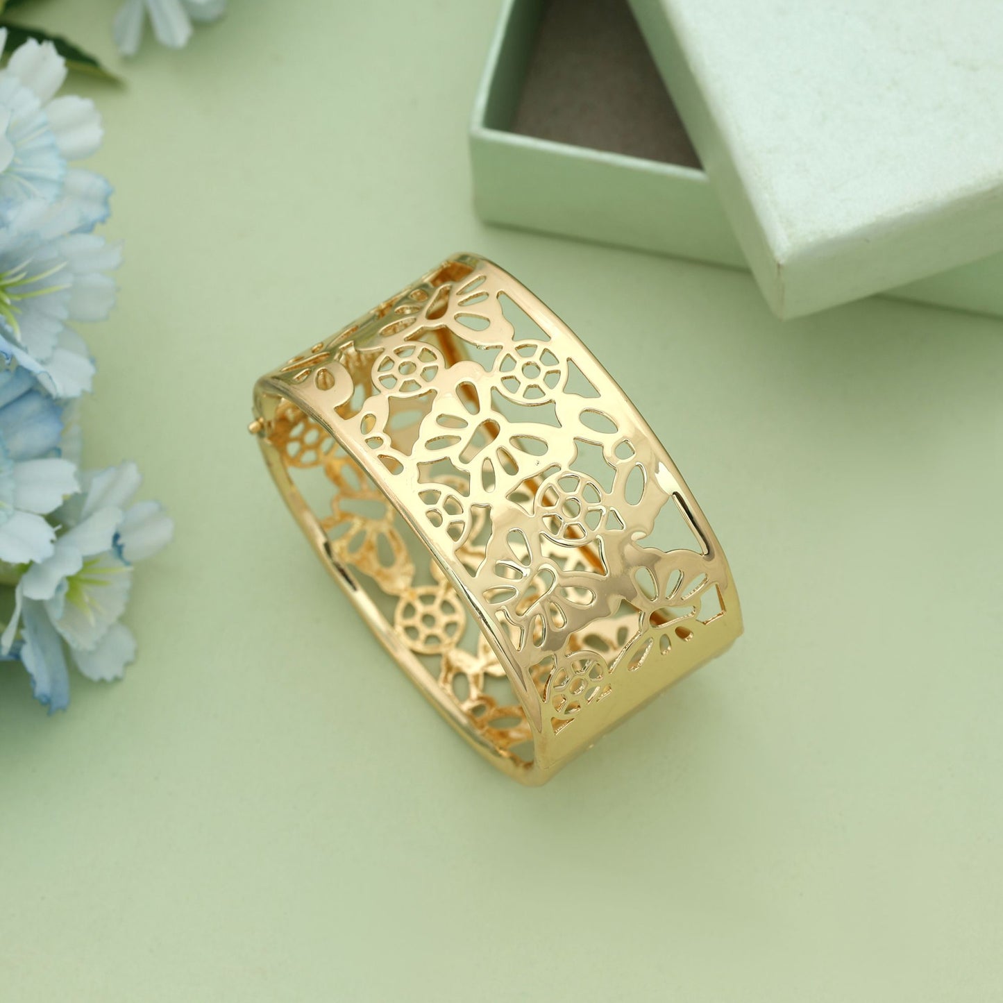 Goldfarbenes, aufklappbares, anlaufgeschütztes Armband mit elegantem, minimalistischem Design für den Alltag