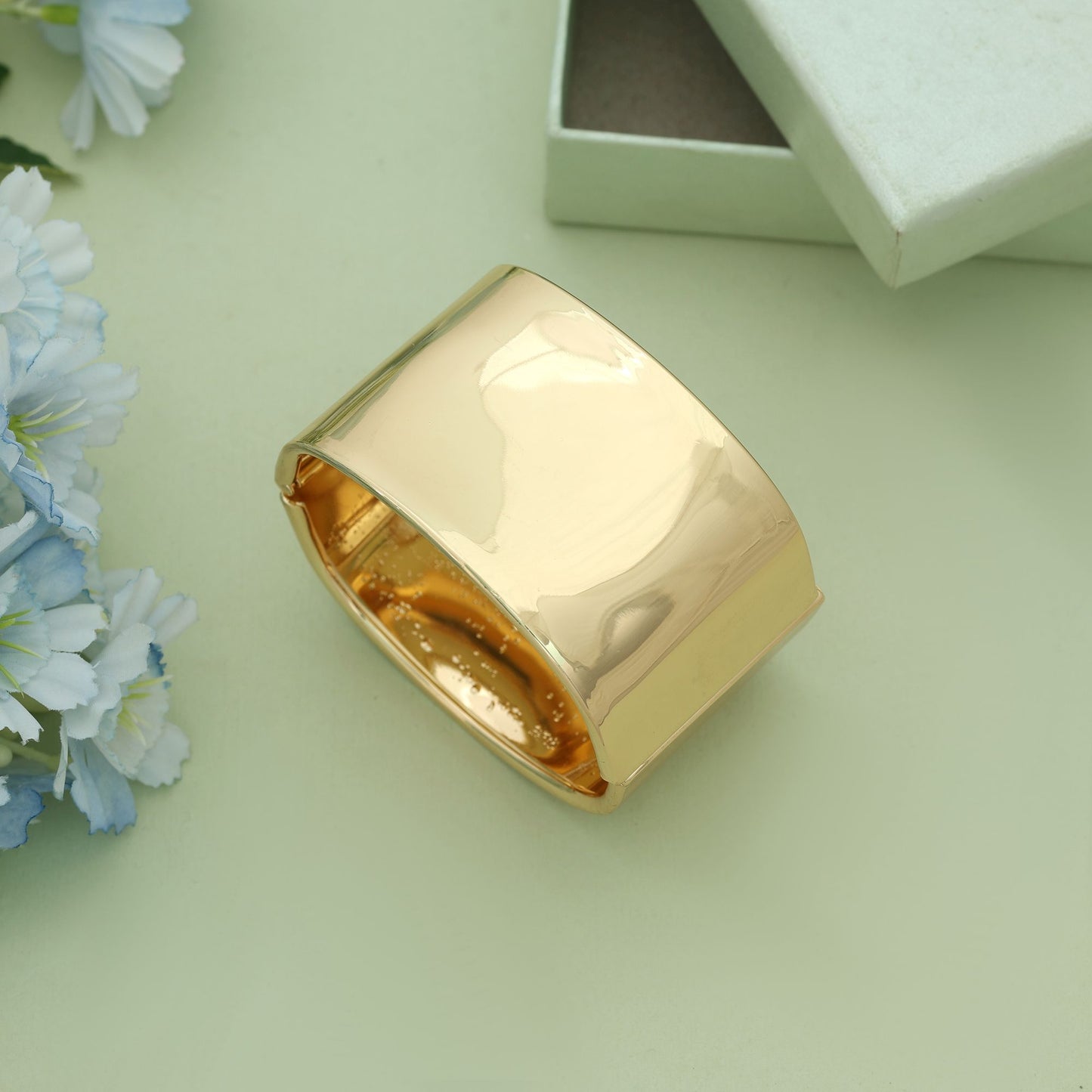 Goldfarbenes, aufklappbares, anlaufgeschütztes Armband im modernen Designer-Schmuck-Look