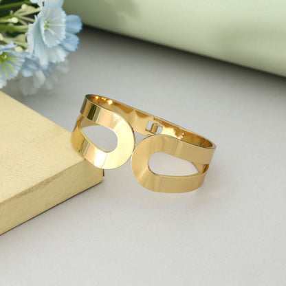 Goldfarbenes, zu öffnendes, anlaufgeschütztes Armband mit eleganter Premium-Modeveredelung