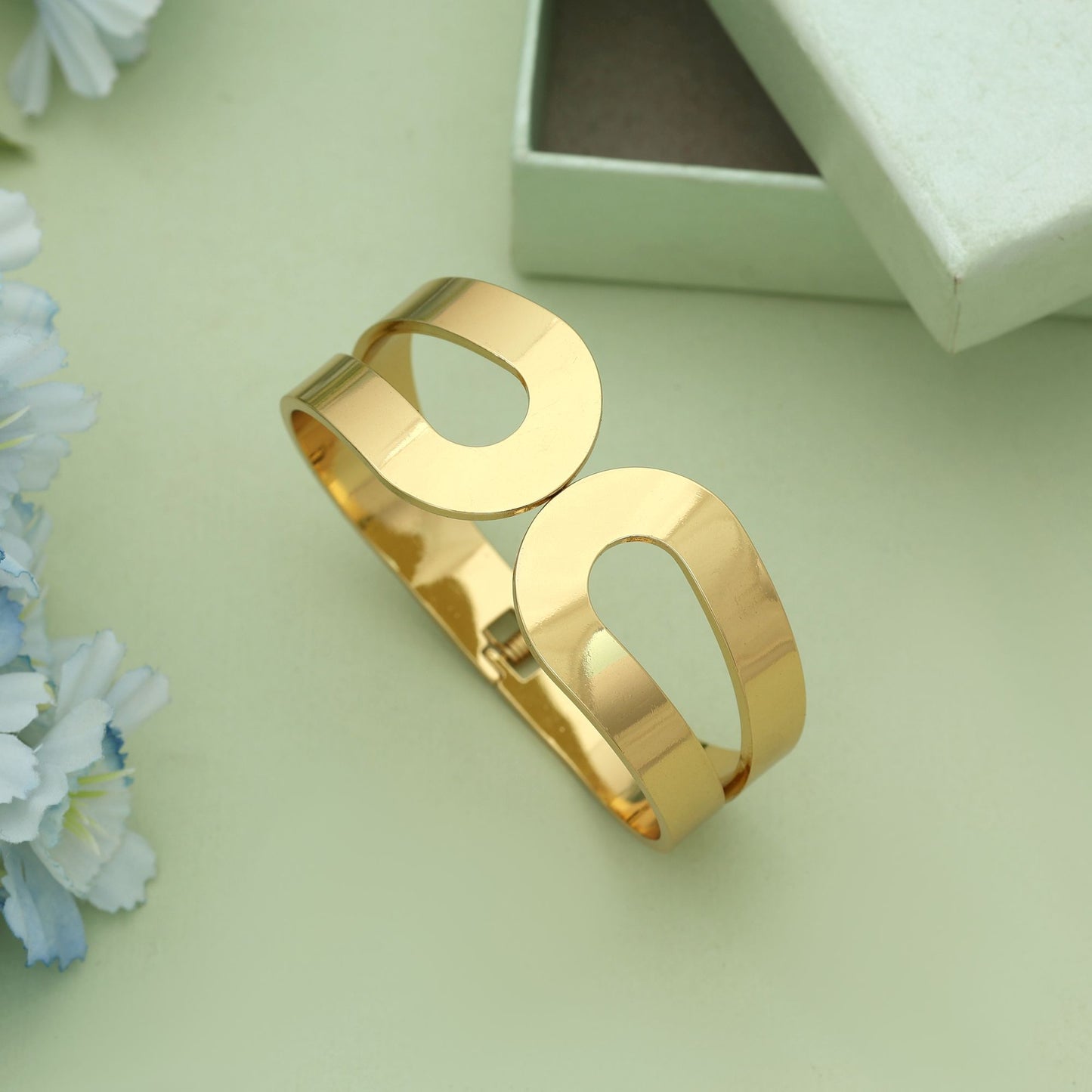 Goldfarbenes, zu öffnendes, anlaufgeschütztes Armband mit eleganter Premium-Modeveredelung