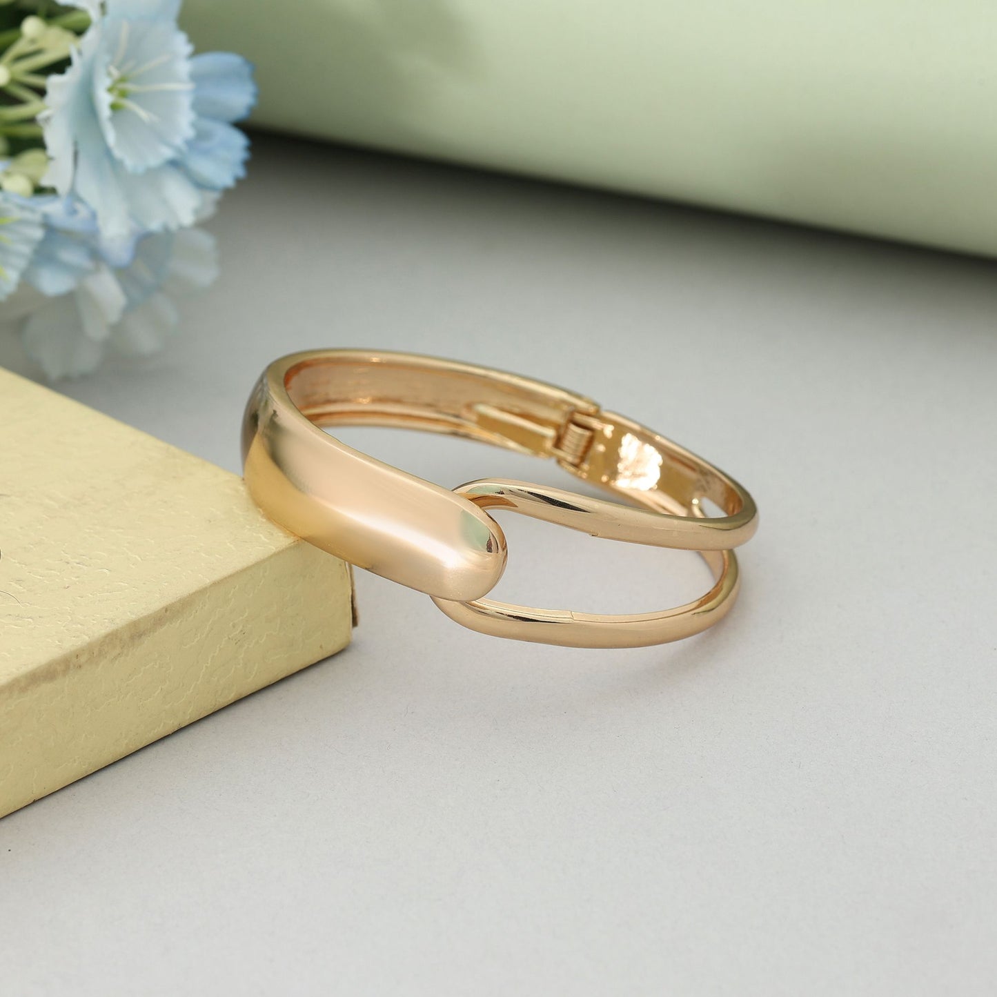 Goldfarbenes, zu öffnendes, anlaufgeschütztes Armband mit klassischem, stilvollem Alltags-Look