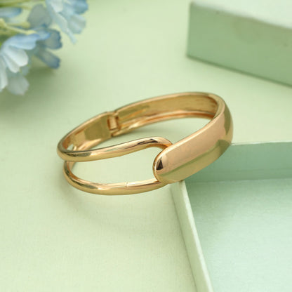 Goldfarbenes, zu öffnendes, anlaufgeschütztes Armband mit klassischem, stilvollem Alltags-Look