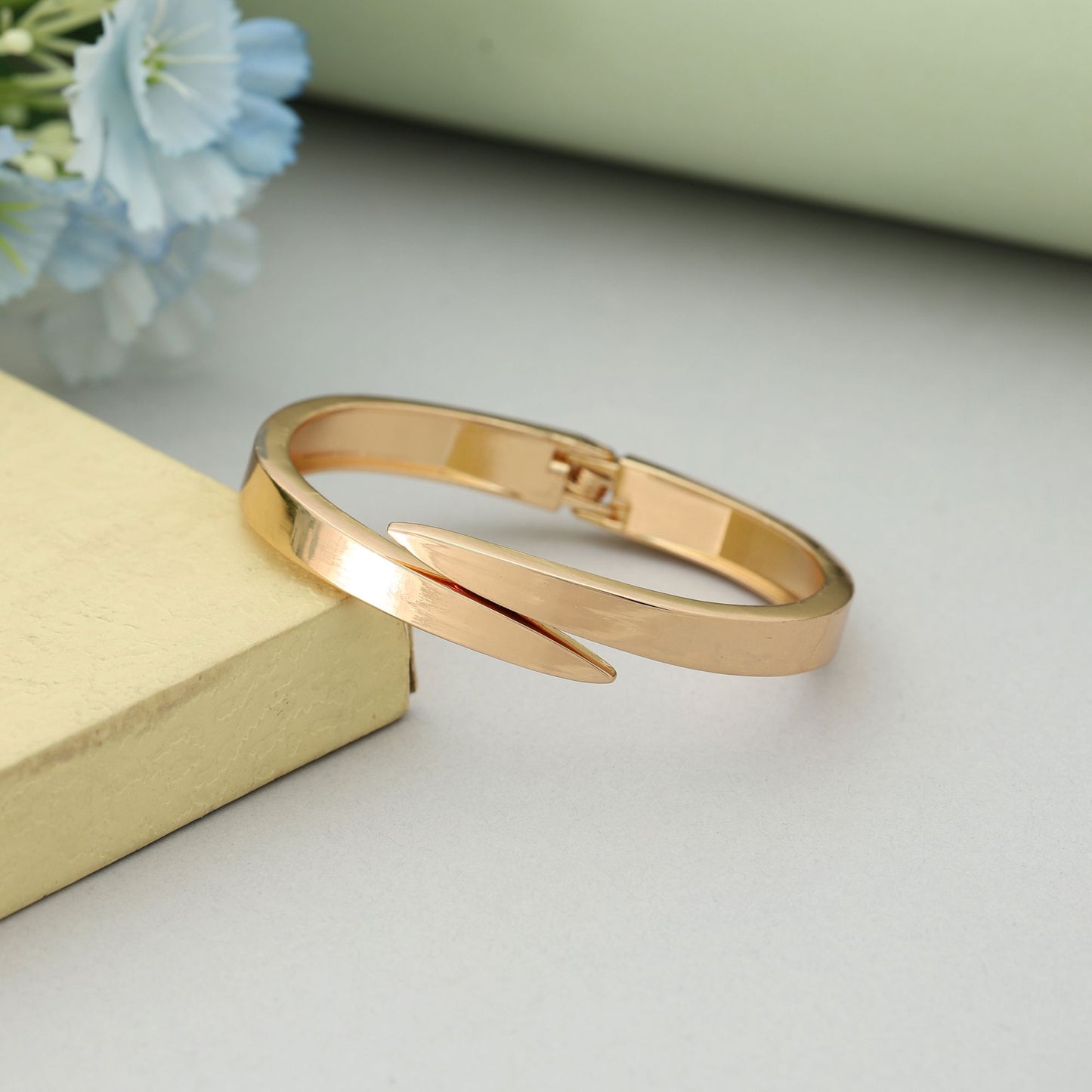 Goldfarbenes, zu öffnendes, anlaufgeschütztes Armband im eleganten, modernen Chic-Schmuckstil