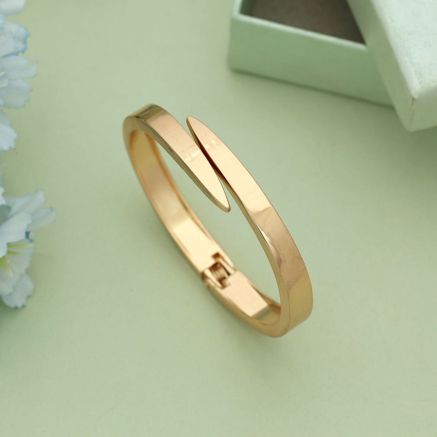 Goldfarbenes, zu öffnendes, anlaufgeschütztes Armband im eleganten, modernen Chic-Schmuckstil