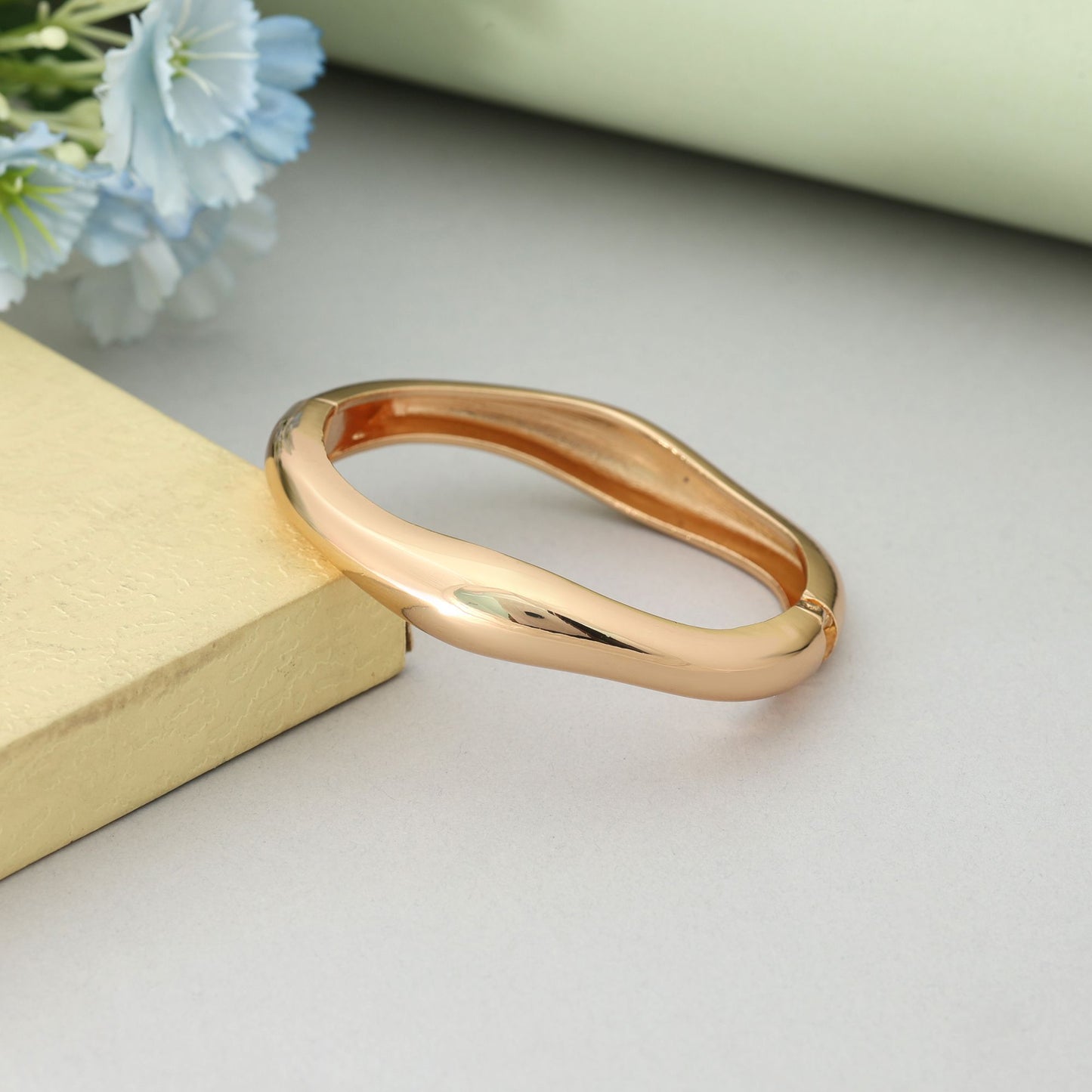 Goldfarbenes, zu öffnendes, anlaufgeschütztes Armband im eleganten, modernen Stil für den Alltag