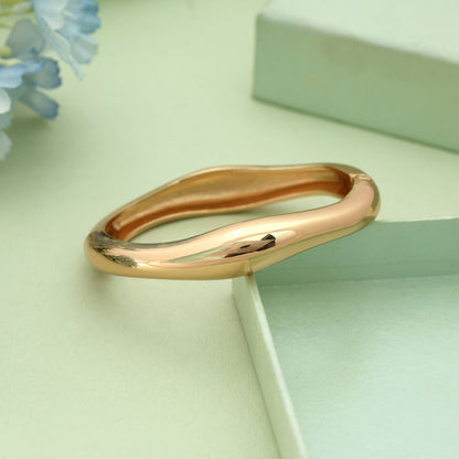 Goldfarbenes, zu öffnendes, anlaufgeschütztes Armband im eleganten, modernen Stil für den Alltag