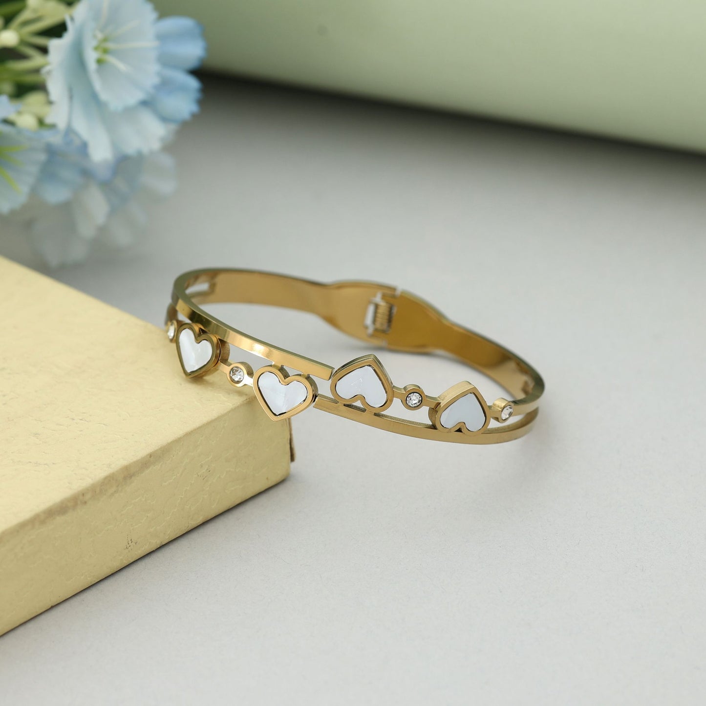 Weißes, zu öffnendes, anlaufgeschütztes Armband mit elegantem, modernem Modeschmuckdesign