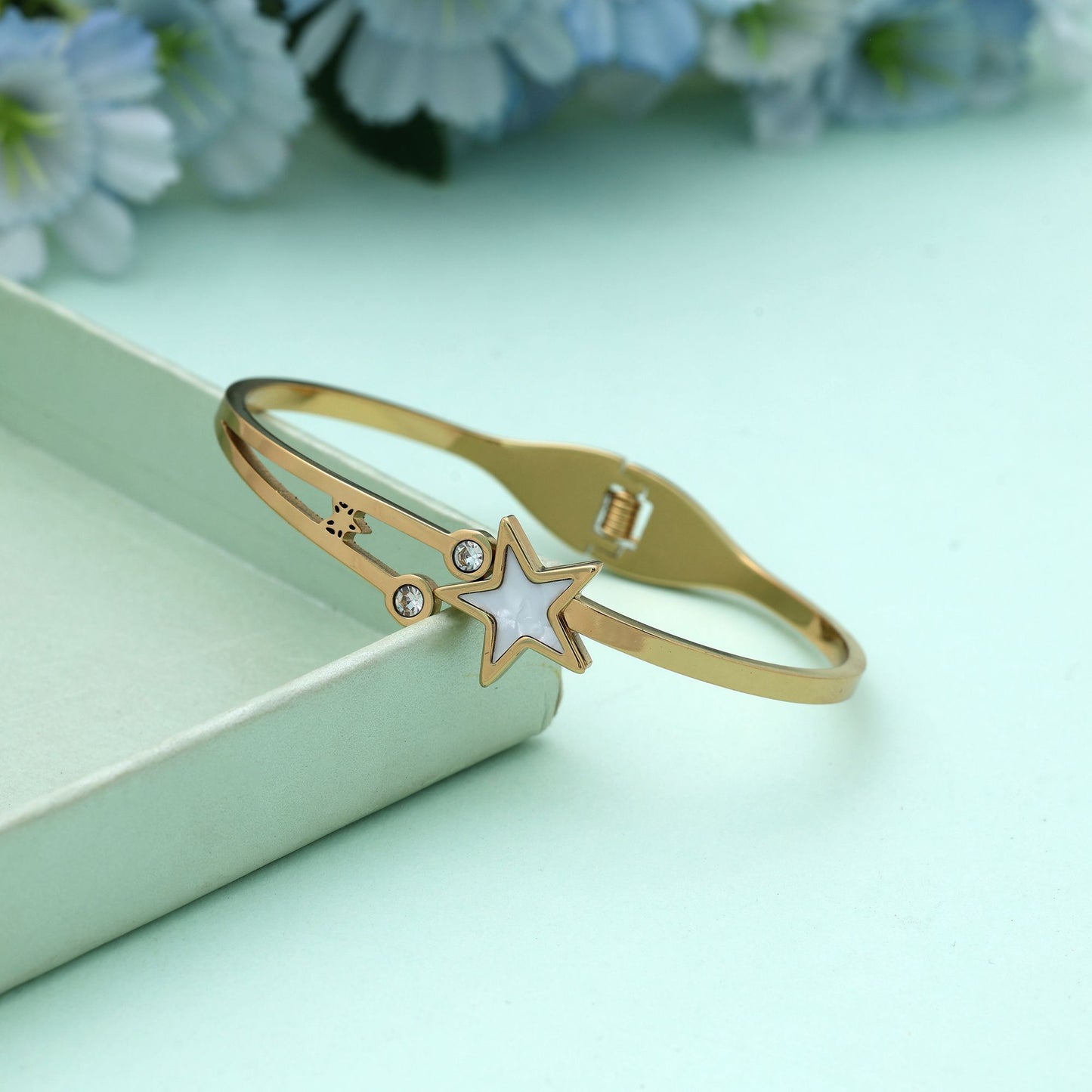 Weißes, aufklappbares, anlaufgeschütztes Armband mit stilvollem, minimalistischem Look für jeden Tag
