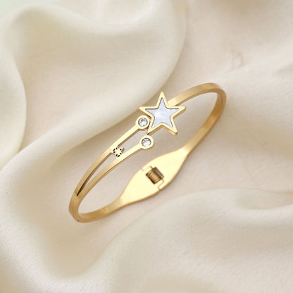 Weißes, aufklappbares, anlaufgeschütztes Armband mit stilvollem, minimalistischem Look für jeden Tag