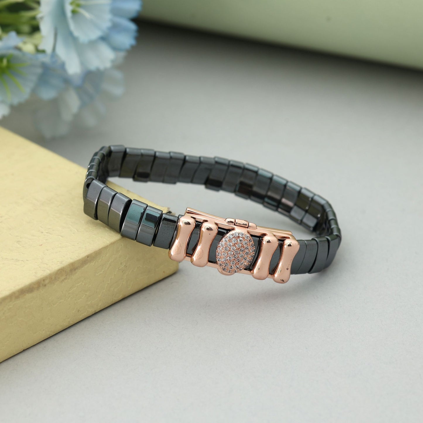 Schwarzfarbenes, anlaufgeschütztes Armband mit elegantem, modernem, stilvollem Modeschmuckdesign
