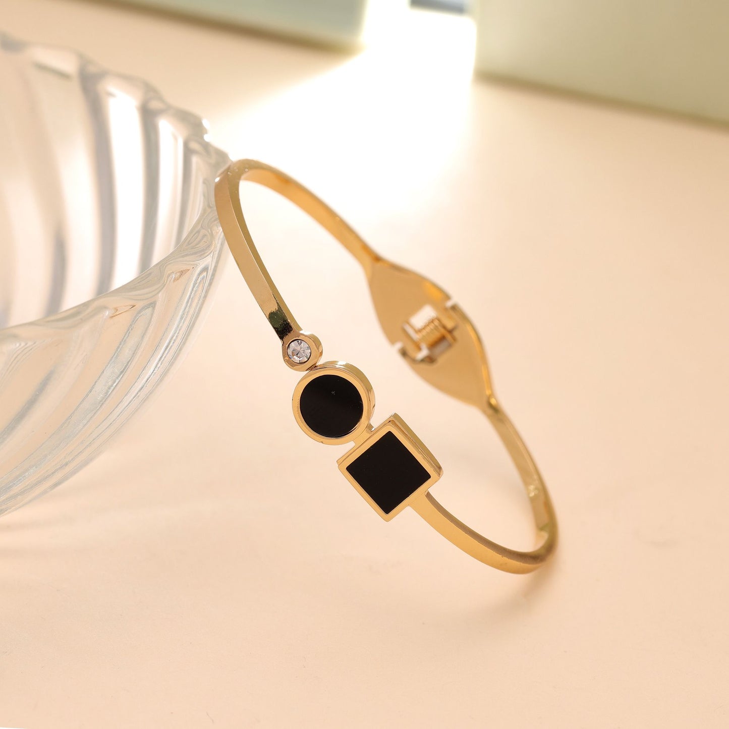 Black Color Anti Tarnish Bracelet with Durable Premium Finish Design