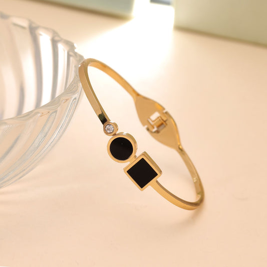 Black Color Anti Tarnish Bracelet with Durable Premium Finish Design