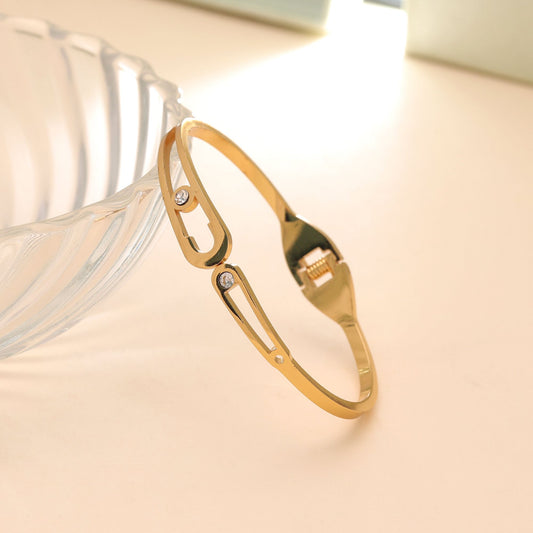 Gold Color Anti Tarnish Bracelet with Premium Fashion Jewelry Design