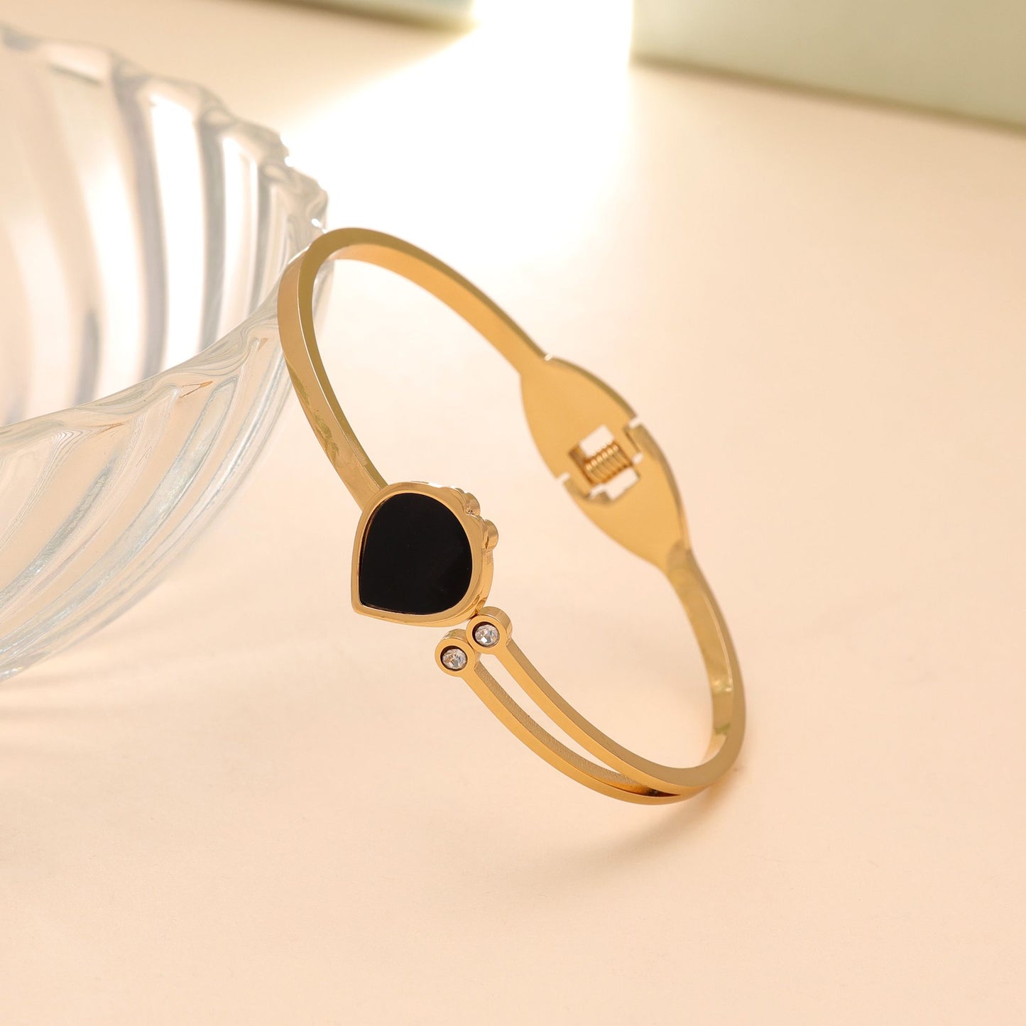 Black Color Anti Tarnish Bracelet with Trendy Sophisticated Appearance