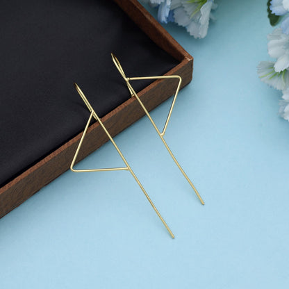 Goldfarbener Earcuff Minimalistisch Trendiger Ohrwickel Designer Modeschmuck Accessoire für Damen