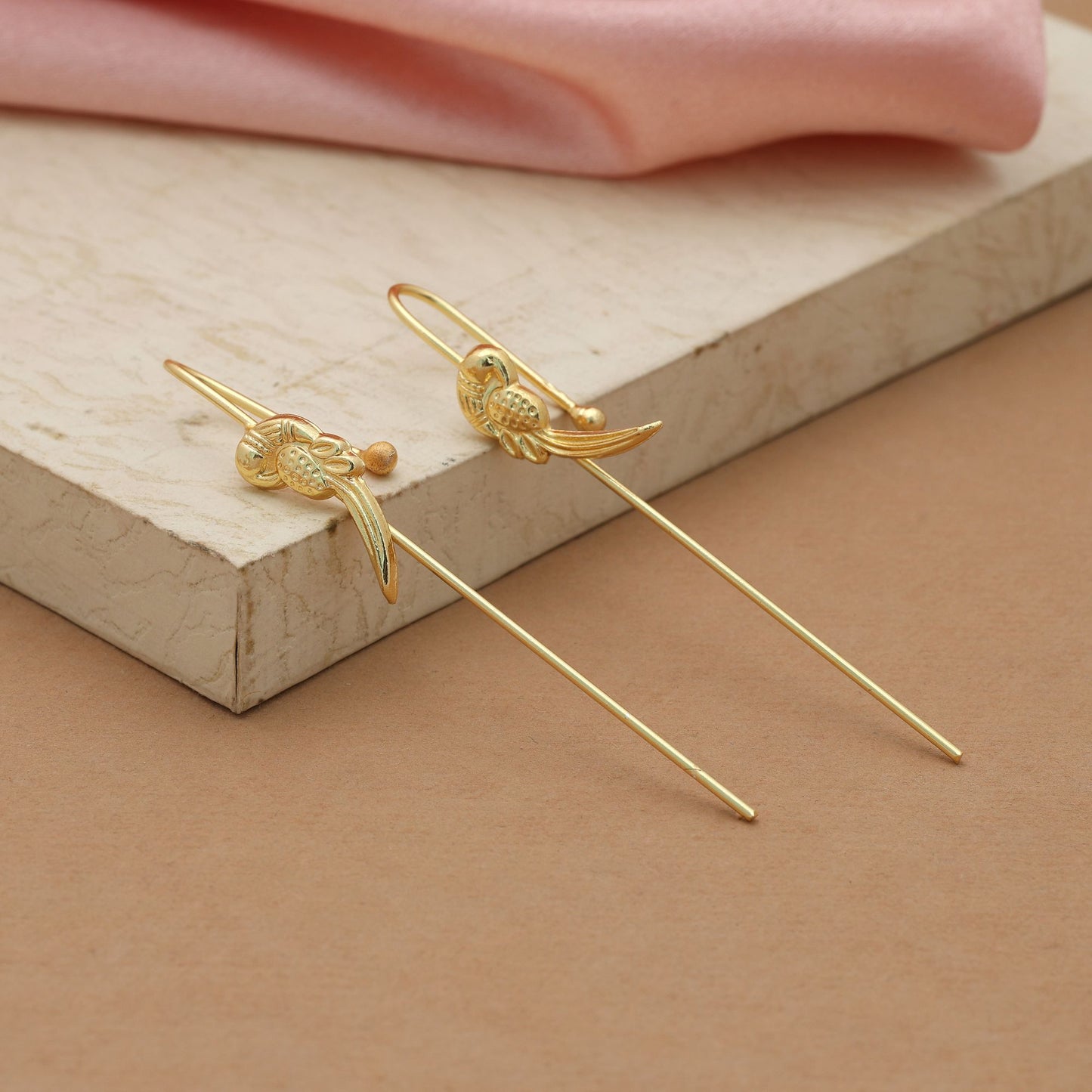 Goldfarbener Earcuff Zeitgenössischer Nicht-Piercing Ohrschmuck Stylisches Statement Modeaccessoire