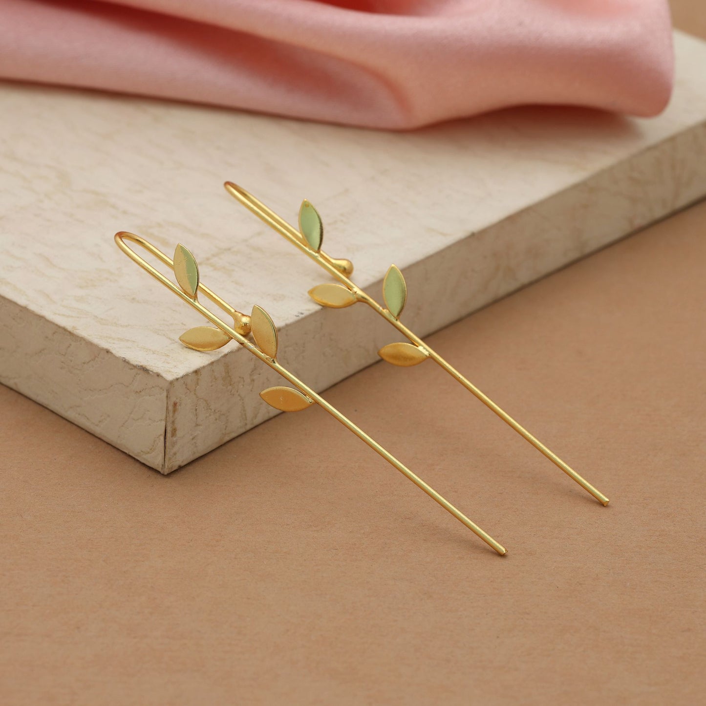 Goldfarbene Earcuff Designer Ohrklemme Modeschmuck Trendiger Moderner Stil Accessoire