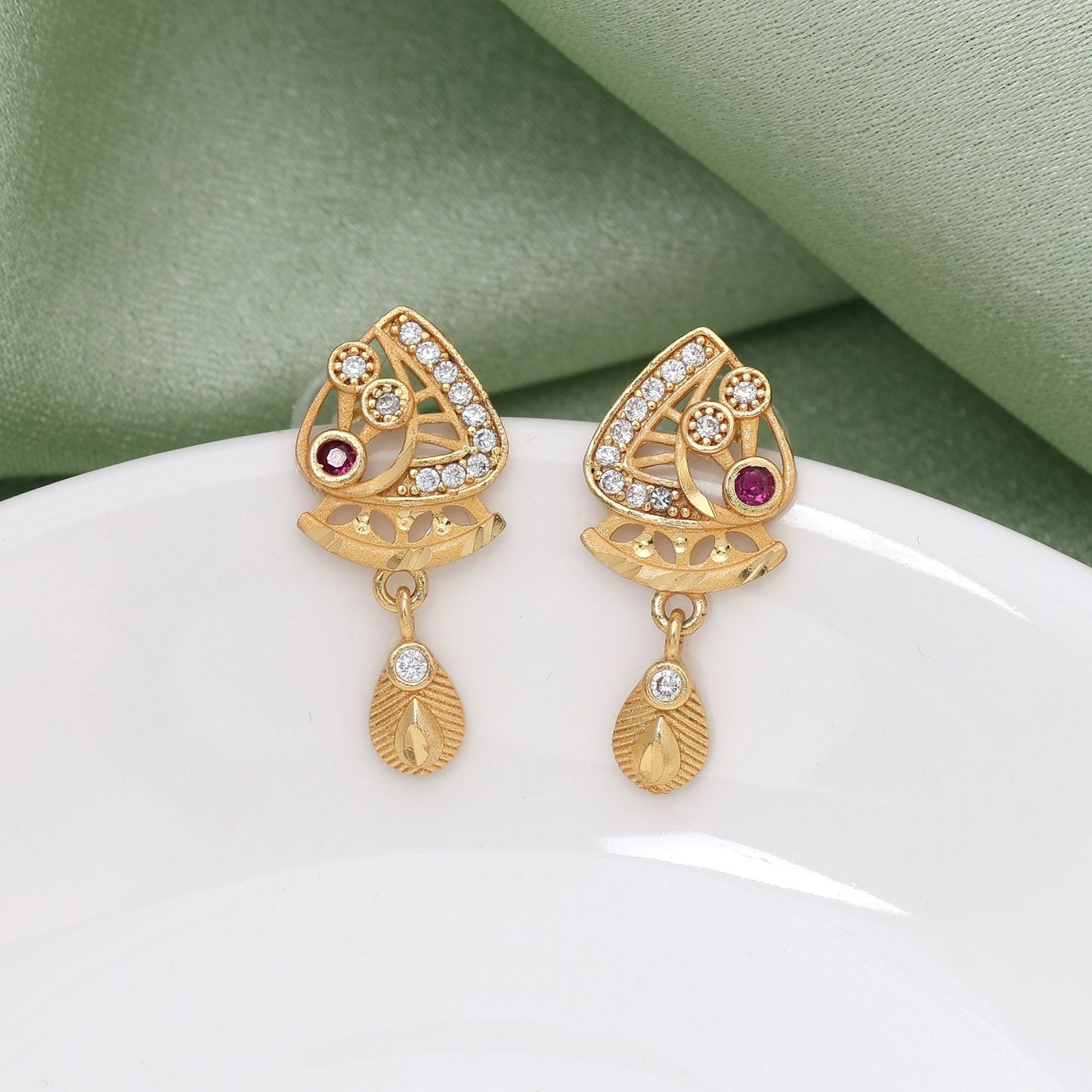 Goldfarbene antike Ohrringe, mit traditionellen Motiven verziert, für elegante festliche Anlässe