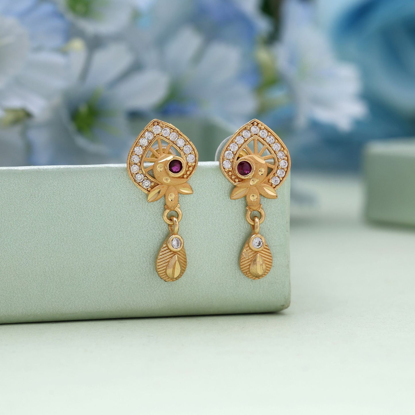 Antike Ohrringe in Goldfarbe, inspiriert von traditioneller Handwerkskunst für klassisches Styling