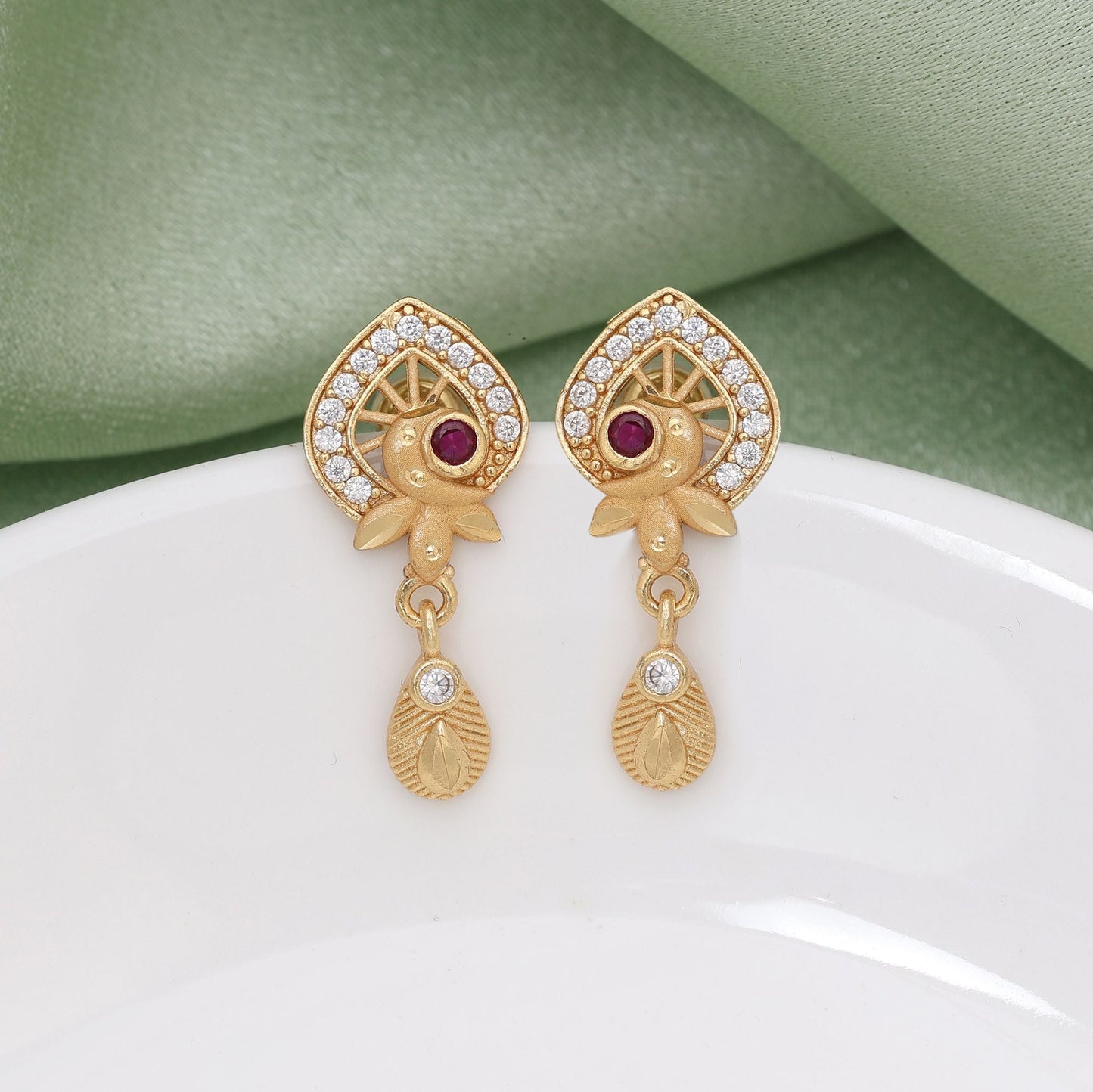 Antike Ohrringe in Goldfarbe, inspiriert von traditioneller Handwerkskunst für klassisches Styling