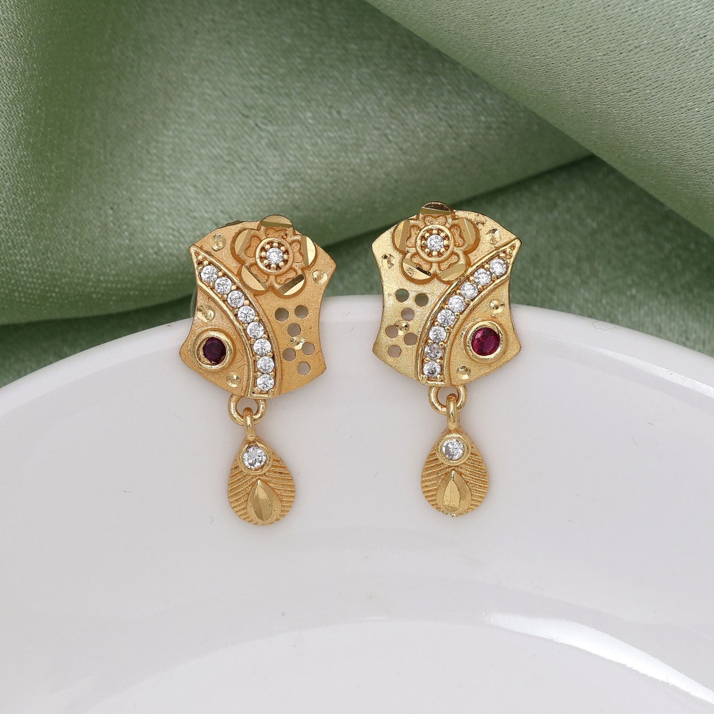 Goldfarbene antike Ohrringe, perfekt für Saree, Lehenga und festliche Outfits