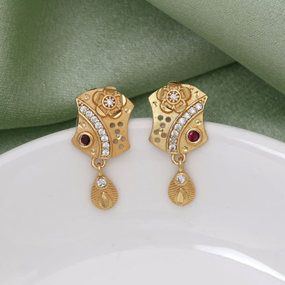 Goldfarbene antike Ohrringe, perfekt für Saree, Lehenga und festliche Outfits