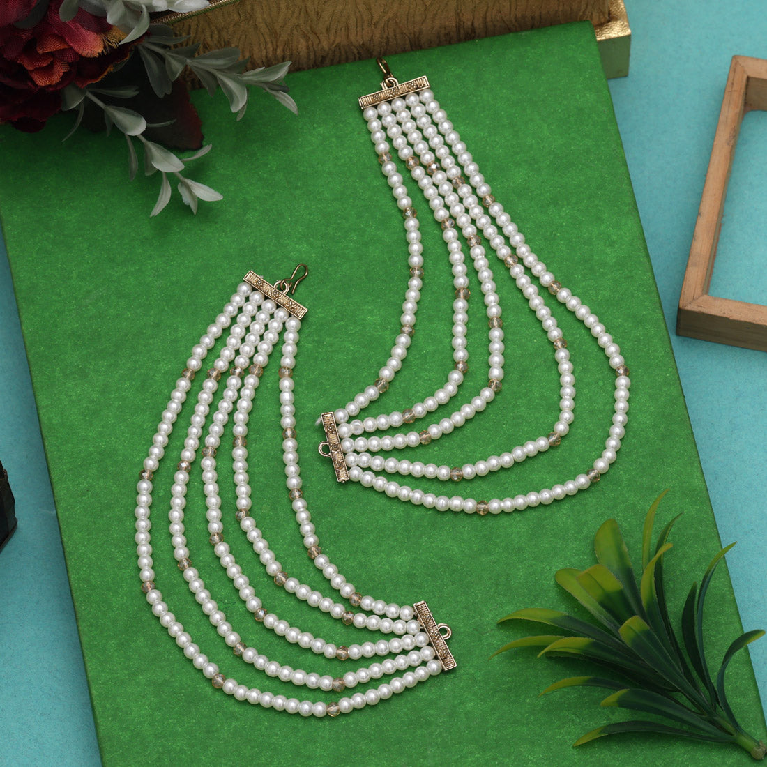 Antike Ohrringkette in weißer Farbe mit eleganten Details und feiner Handwerkskunst