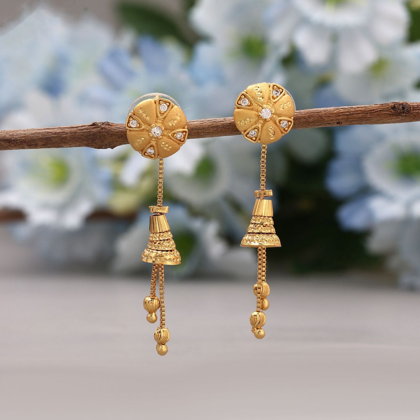 Goldfarbene Antike Ohrringe Inspiriert Von Traditioneller Indischer Tempelschmuckkunst
