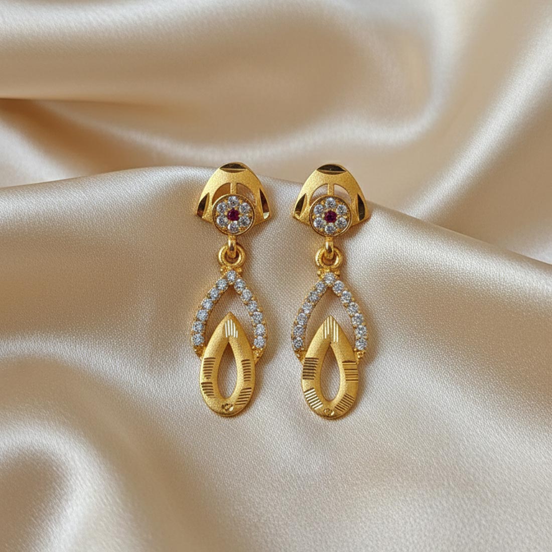 Goldfarbene antike Ohrringe mit traditionellen Motiven für Hochzeitsanlässe