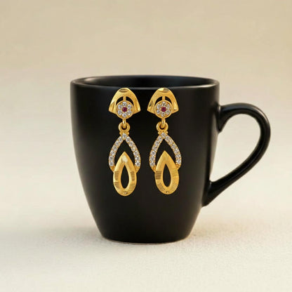Goldfarbene antike Ohrringe mit traditionellen Motiven für Hochzeitsanlässe