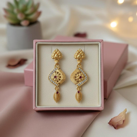 Goldfarbene Antike Ohrringe mit auffälligem traditionellem Design und Premium-Finish