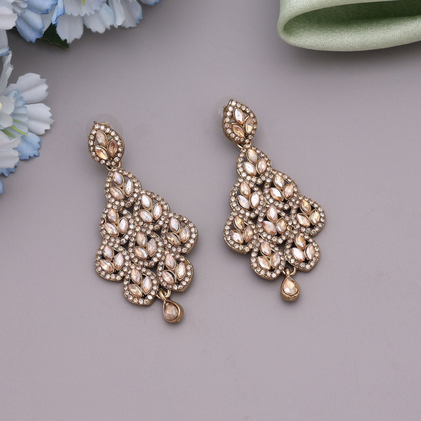 Goldfarbene mattgoldene Ohrringe mit antikem Finish für traditionelle ethnische Looks